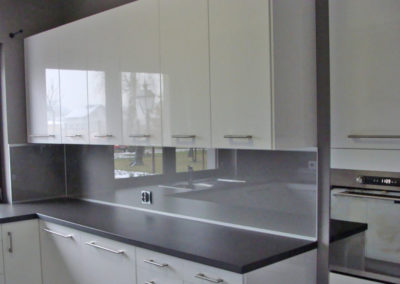 panele szklane do kuchni w profilu aluminiowym