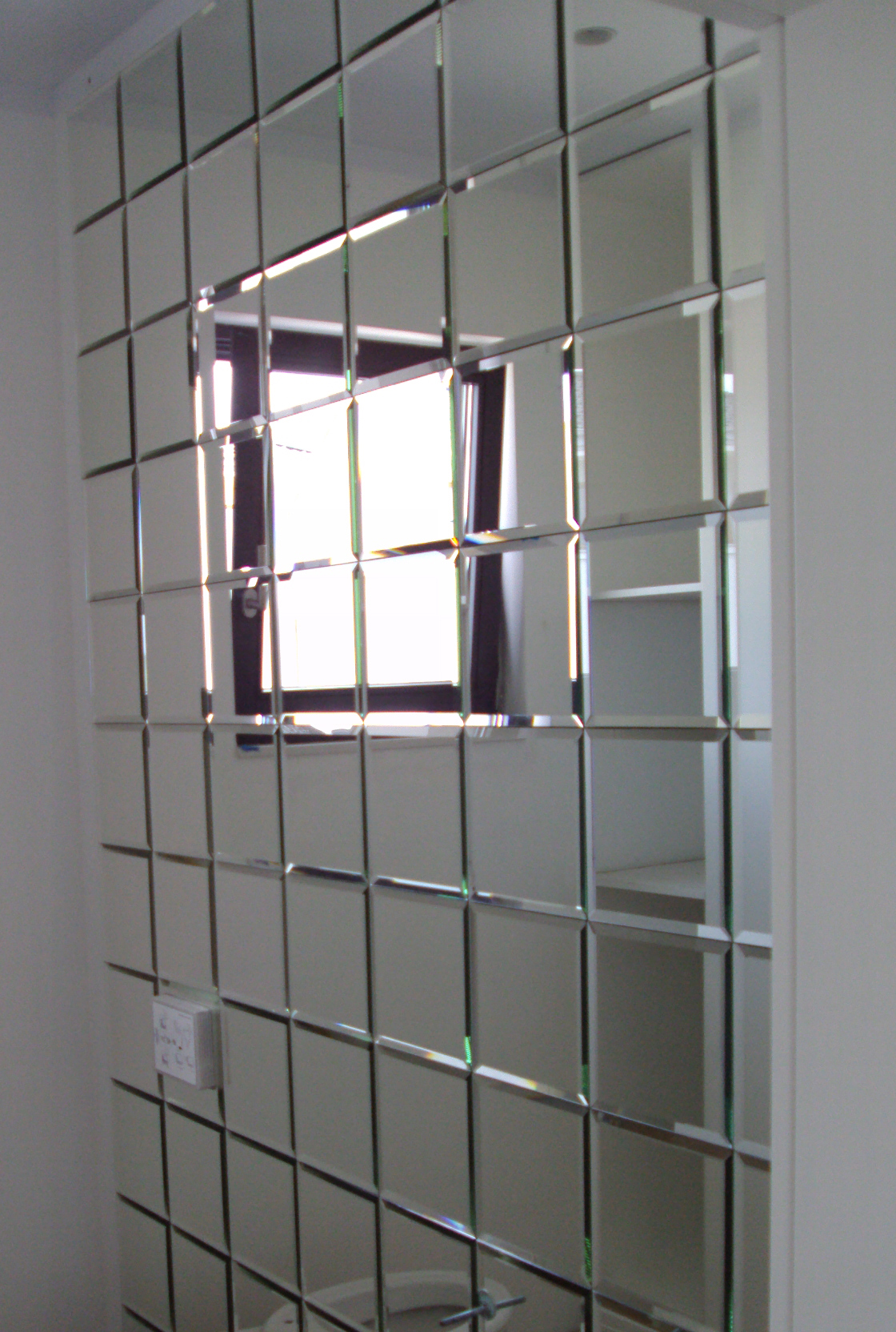 Szkło fazowane na ścianie