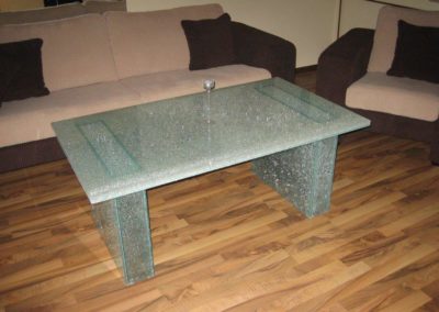 Stół z kruszonego szkła laminowanego